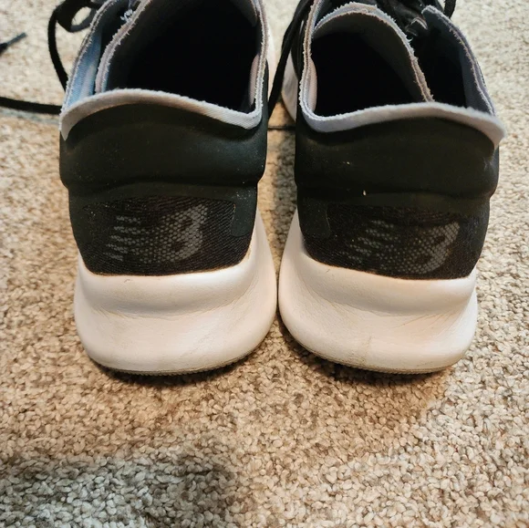 Womens Size 9 New Balance tennis shoes - Picture 4 of 4